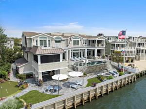 newlistingbeachhavengardensbeautifulcustombayfrontescape110wsouth34thstreet12499000